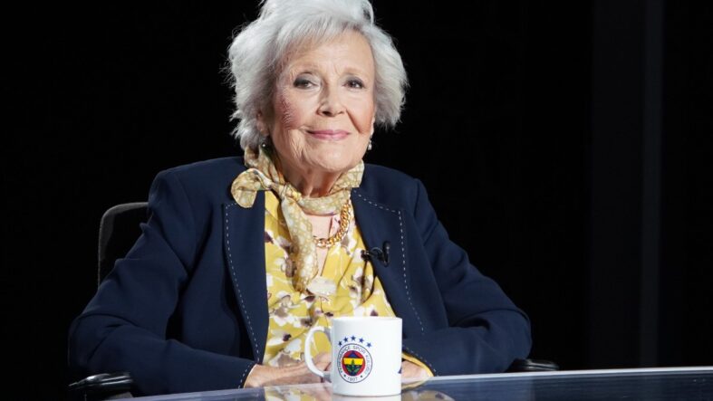 Fenerbahçe marşına hayat veren Nesrin Sipahi kimdir