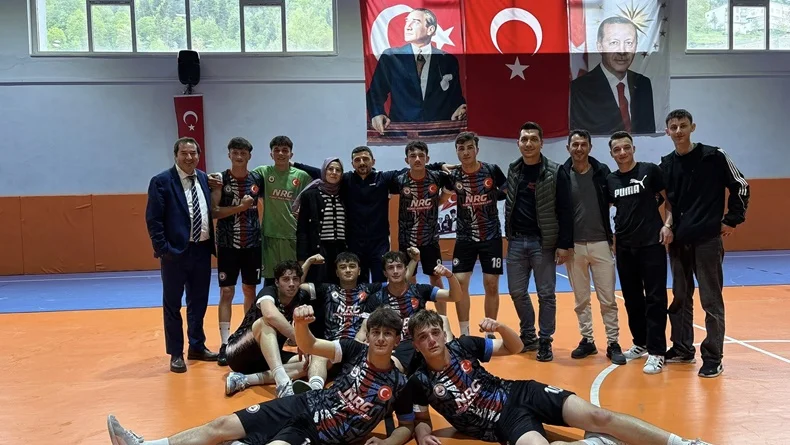TONYA ANADOLU LİSESİ FUTSAL TAKIMI FİNALDE…