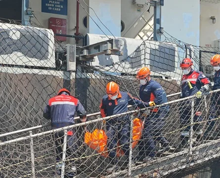 İHA Saldırısı Kurbanı Denizcinin Cenazesi Trabzon’da İtfaiyeciler Tarafından Gemiden Çıkarıldı….
